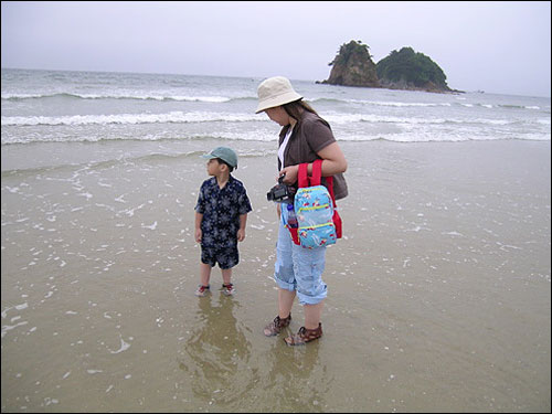 꽃지 해변에서 느껴본 파도. 아이는 바다가 신기한지 한동안 수평선에서 눈을 떼지 못했다. 